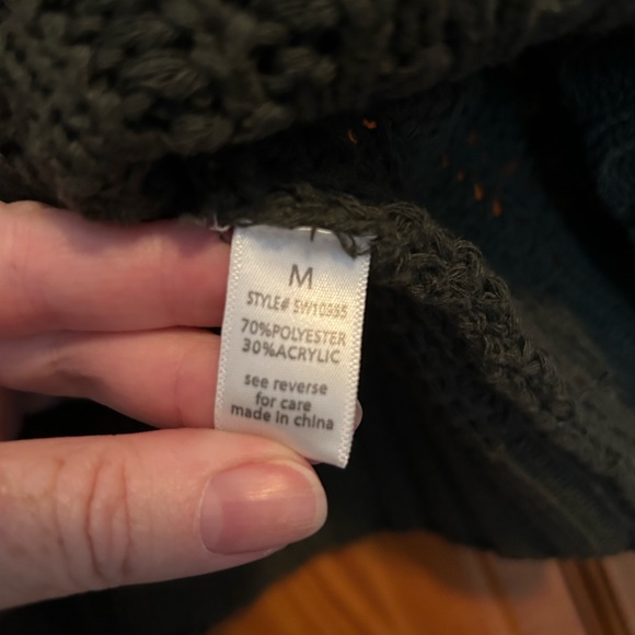 Women’s Dark Green V Neck Cable Sweater Medium - Picture 4 of 5